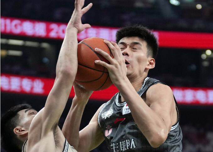 右路角球开到禁区金玟哉头球打在鲁奥身上折射破门，拜仁3-0斯图加特。